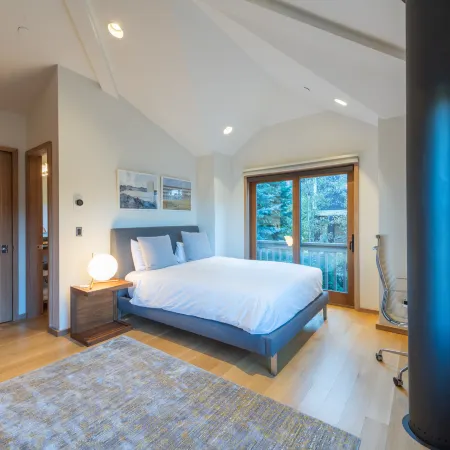 Walk to skiing and Main, Spectacular Old Town 4br Modern Home, Hot Tub, Fireplace, Outdoor firepit
