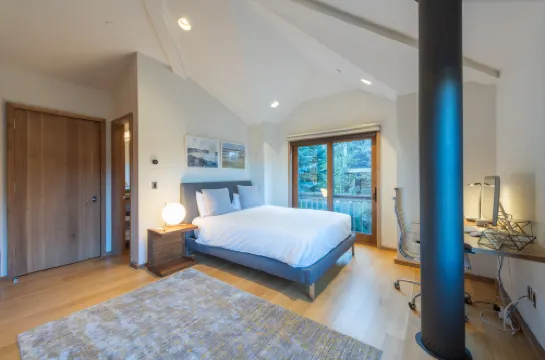 Walk to skiing and Main, Spectacular Old Town 4br Modern Home, Hot Tub, Fireplace, Outdoor firepit