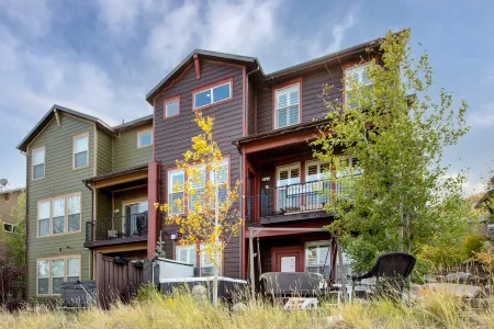 Charming Mountain Oasis with Private Hot Tub - Spacious Comfort Retreat