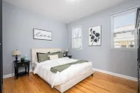 Chic Retreat - Hardwood Floors, Smart TV, Vinyl Records Hotels in 