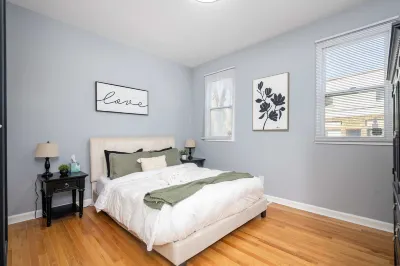Chic Retreat - Hardwood Floors, Smart TV, Vinyl Records