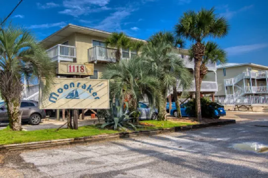 Amazing Gulf-Front Condo w/Free WiFi, Central AC, Shared Pool, Deck, Water Views Hotels in 