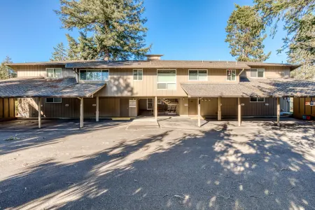 Mountain-view condo on the golf course with WiFi, private W/D & gas grill