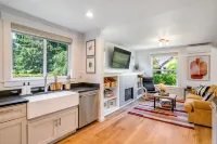 Gorgeous Outdoor Deck and Modern Amenities - Cozy Craftsman Hotels in Indianola