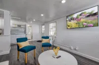 Modern Amenities with Onsite Parking and BBQ - Charming Retreat