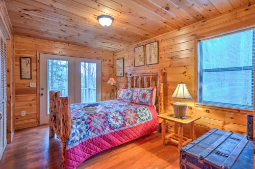 Cozy Cabin with Nature's Wonders - Charming Rustic Retreat Hôtels à : Comte de Fannin