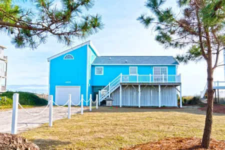 Oceanfront Retreat - Internet, Laundry, Grill, Deck Отели в г. Эмералд Айл