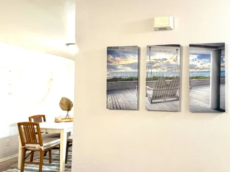 Coastal-Inspired Decor and Cozy Atmosphere - Charming Retreat