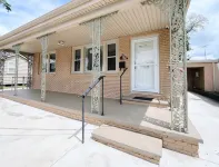 Bungalow On The Blvd - Perfect for long stays, TVs in every room, ample parking!