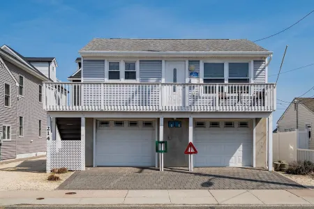 Beach house 2 blocks from the beach, beach badges, towels, chairs, and parking