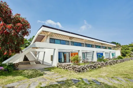Jeju BOM Stay & Art Gallery Отели рядом с достопримечательностью «Soesokkak Estuary»