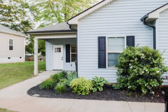 3 Bed. Downtown Designer Den w/ WiFi & AC in Amazing Greer NEAR AIRPORT