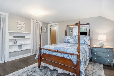 Charming 3BR Home in Muskegon – Walk to Downtown & Lake! Sherman Center附近的飯店