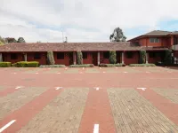 Sovereign Park Motor Inn - parking