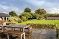 Charming Cottage for 10 in Heart of South Downs Hotels in Eartham