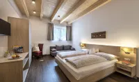 Hotel Gasthaus Post Hotel dekat Reifenstein Castle (Castel Tasso)