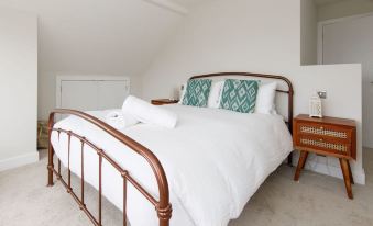 Mariners: Stylish Beachside Getaway with Sea Views