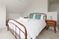 Mariners: Stylish Beachside Getaway with Sea Views Hotel dekat West Wittering Beach