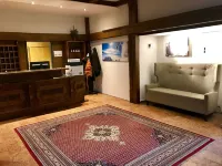 Basekamp Mountain Budget Hotel - Pools
