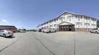 Super 8 by Wyndham Manhattan KS - parking