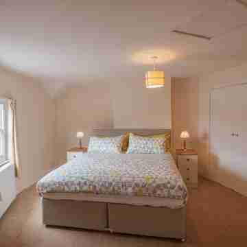 Town Centre Apartment Perfect Location with on-Street Parking Rooms