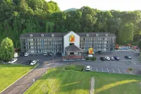 Super 8 by Wyndham Pigeon Forge Dollywood Lane