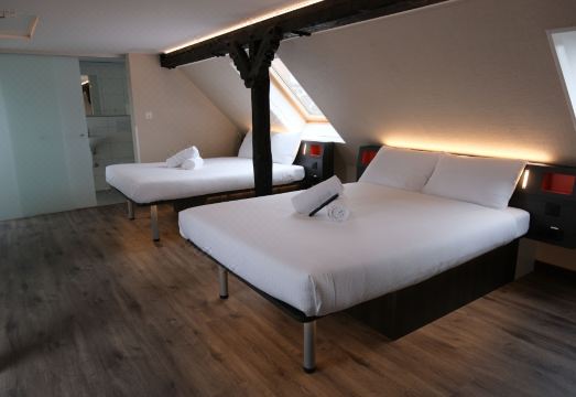 취리히 시티 메인 스테이션 근처의 활기찬 거리 풍경