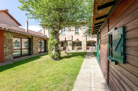 Hôtel Restaurant la Crèche et sa Piscine intérieure - Logis Hôtels Отели в г. Бриуд