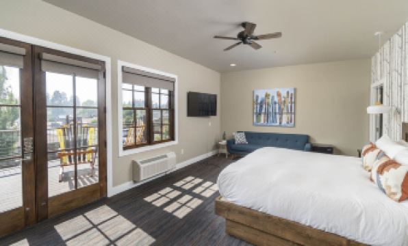 Ski Inn Taphouse Hotel