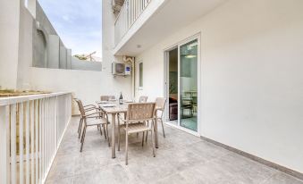 Cosy Apartment Steps to St George's Bay