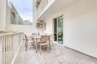 Cosy Apartment Steps to St George's Bay