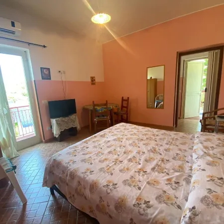 Room-Michelangelo House, Mono