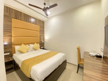 Hotel Blue Wellington - Near Mumbai Airport Отели рядом с достопримечательностью «Paras Dham Temple»