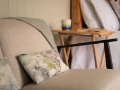 1 Bed Shepherds Hut-Sleeps 2-Free Parking-Mtn View Hoteles en Omagh