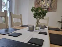 Modern 4-Bedroom Townhouse with Private Garden Hôtels à : Abertillery