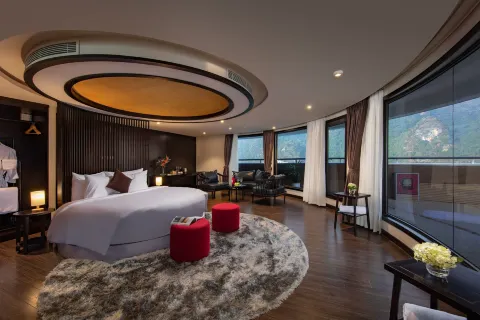 Scarlet Pearl Cruises - Wonder on Lan Ha Bay