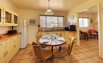 Charles Rasp Motor Inn & Cottages