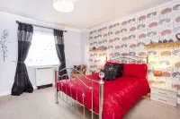 Riverbank View Three Bedroom Apartment with Free Parking Hotels in Skirpenbeck