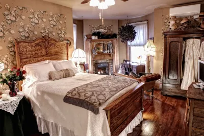 The Queen, A Victorian Bed & Breakfast فنادق في Boggs Township