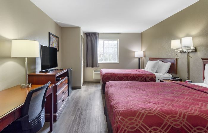Econo Lodge Inn & Suites