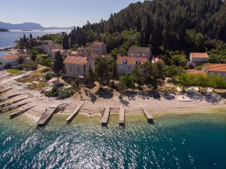 Vrnik Arts Club Отели рядом с достопримечательностью «FKK»