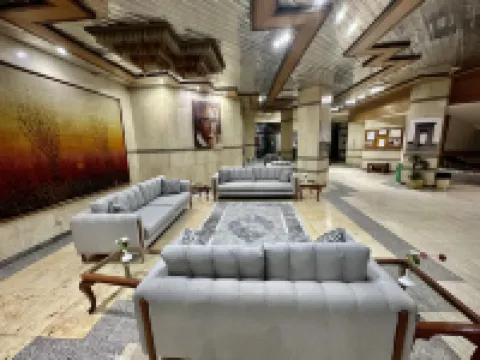 Gaddis Hotel, Suites and Apartments