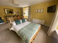 The Crown Aldbourne Hotels in Froxfield