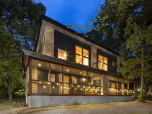 Phoenix Chalets by Hhg