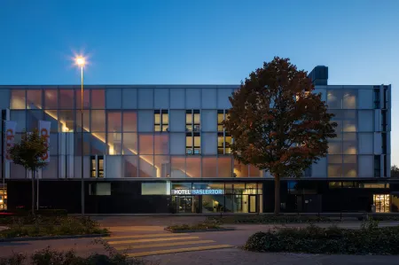 Hotel Baslertor Отели в г. Муттенц