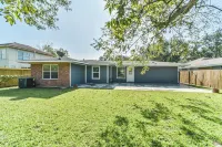 2 Car Garage, Spacious 3Bed 3Bath Home & Patio WiFi and AC in suburb Houston Hotels near iBurn