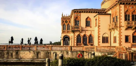 Pool Home oasis just minutes to Siesta Key Beaches