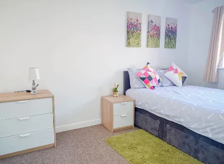 Airport Lounge - 3 Bed - 6 Persons Отели в г. Уайтеншо