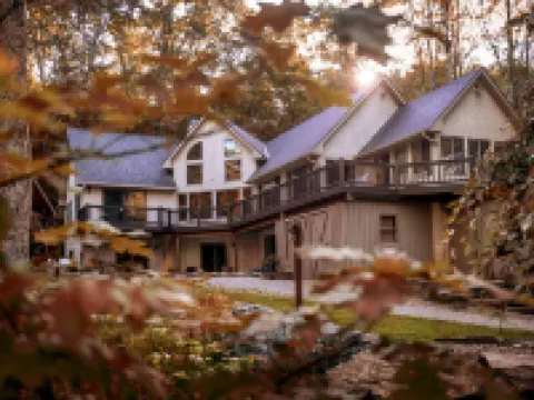 Cherry Ridge Retreat Hotels in Hocking County