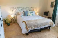 Gîtes au Pied des Cévennes - Domaine les Terres Aoyama Hotels in der Nähe von Castellas de Rousson